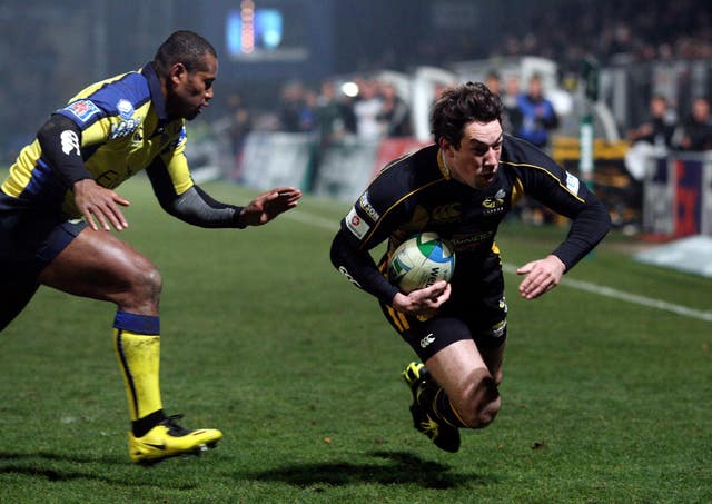 Wasps player Tom Voyce dives for the line to score their second try