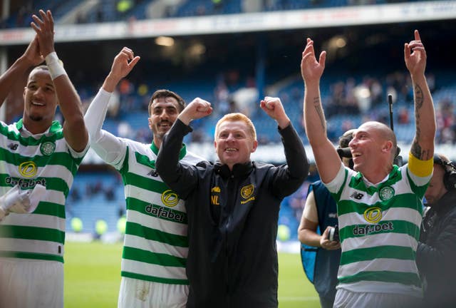 Neil Lennon (centre)
