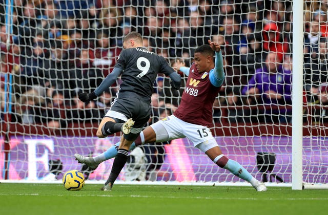 Jamie Vardy scored twice as Leicester set a club record of eight straight top-flight wins with a 4-1 victory at Aston Villa 