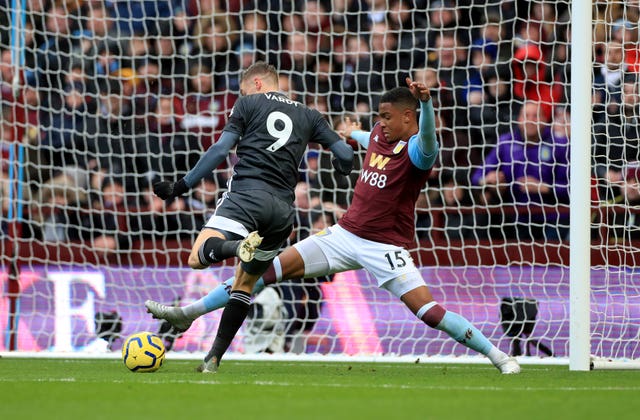 Jamie Vardy scored twice as Leicester set a club record of eight straight top-flight wins with a 4-1 victory at Aston Villa 