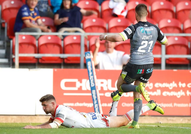 Tommy Makinson scores a try as St Helens beat Wakefield 26-6 to secure the League Leaders' Shield