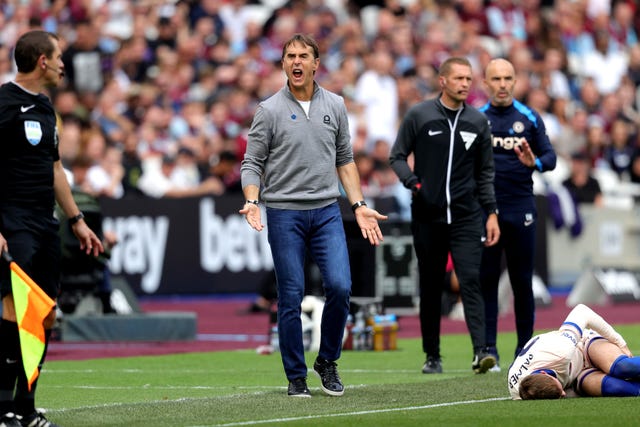 West Ham manager Julen Lopetegui shouts at the assistant referee while Chelsea''s Cole Palmer lies injured on the pitch.