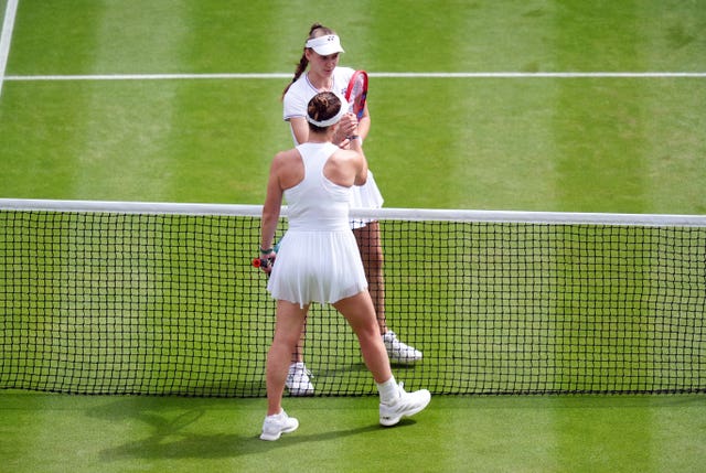 Elena Rybakina shakes hands with Elina Svitolina