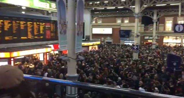 People crowded in the Victoria station main hall
