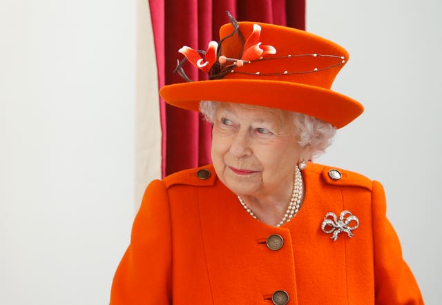 Queen visits Royal Academy of Arts