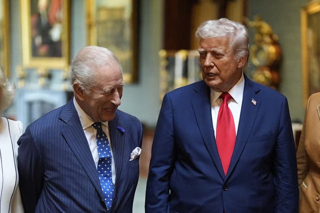 The King chuckles as Mr Trump jokes about their banquet photo