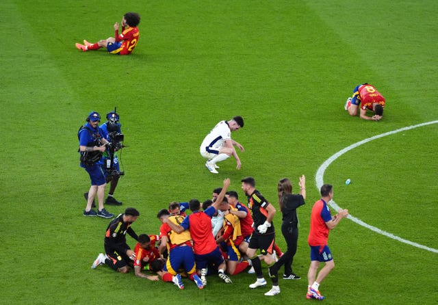 England''s players slump as Spain''s celebrate on the field