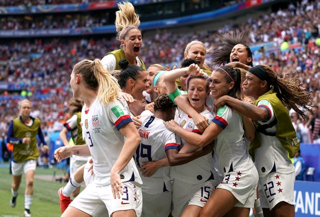 Megan Rapinoe (centre)