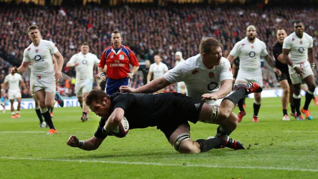 Richie McCaw scores New Zealand’s second try against England in November 2014