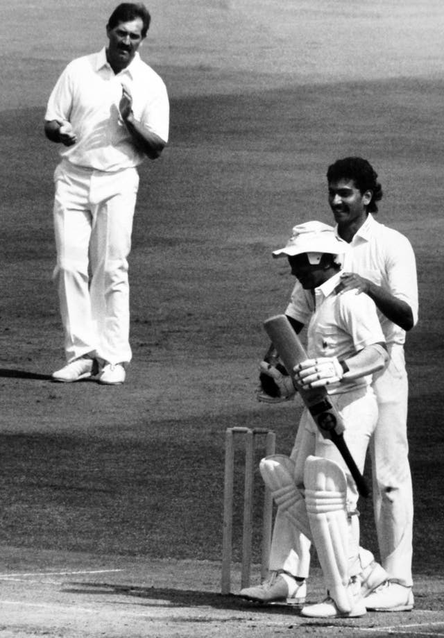 Ravi Shastri congratulates his compatriot Sunil Gavaskar