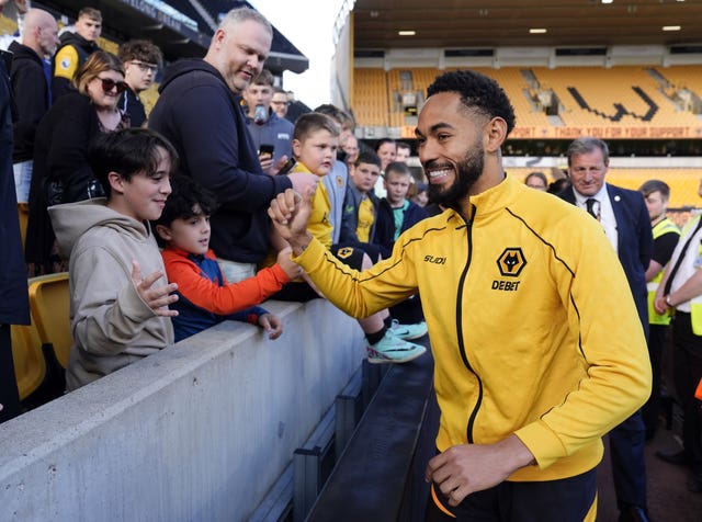 Matheus Cunha with fans