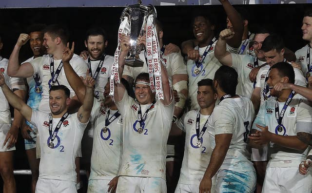 Hartley lifts the Six Nations trophy in Dublin in 2017