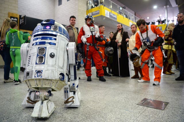 R2D2 and Star Wars characters arrive