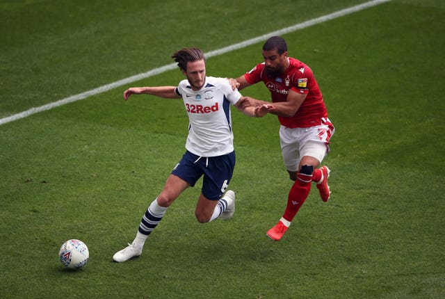 Preston defender Ben Davies holds off Lewis Grabban