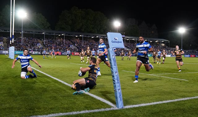 Josh Bassett scores a try