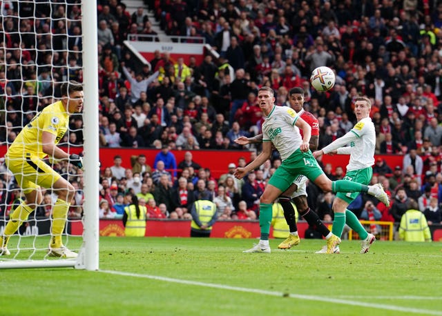 Marcus Rashford heads wide