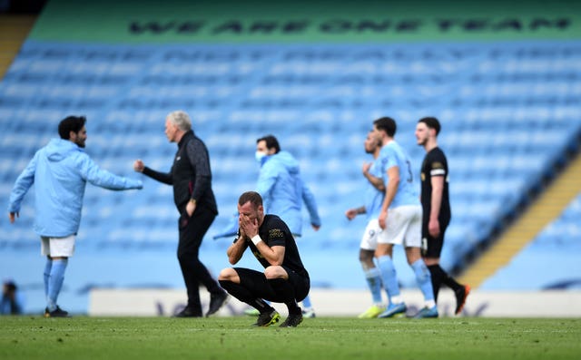 David Moyes, second left, congratulates Manchester City''s players at full-time 