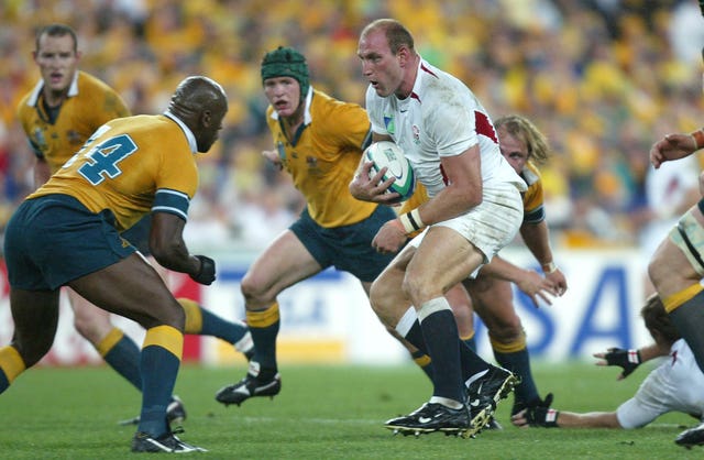 Lawrence Dallaglio looks for a way through the Australia defence