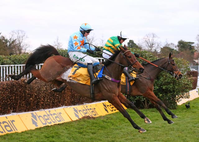 Defi Du Seuil (far side) joins Un De Sceaux at the last in the Tingle Creek