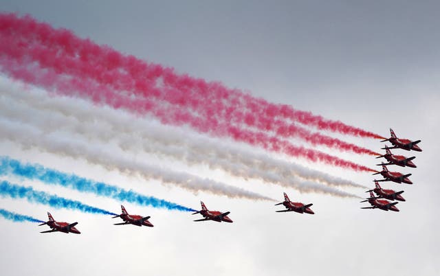 The Red Arrows fly over Wimbledon