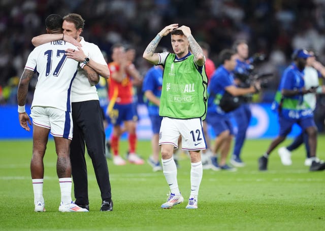 Gareth Southgate consoles players