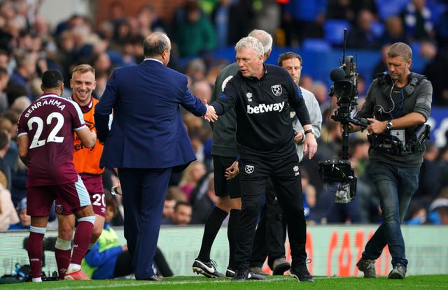 David Moyes (right) and Rafael Benitez shake hands