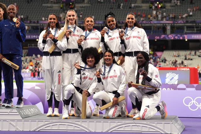 Jodie Williams, Lina Nielsen, Hannah Kelly, Yemi Mary John, Amber Anning, Nicole Yeargin, Laviai Nielsen and Victoria Ohuruogu (not in order) with their bronze medal