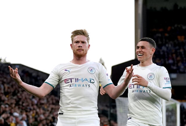 Kevin De Bruyne (left) celebrates