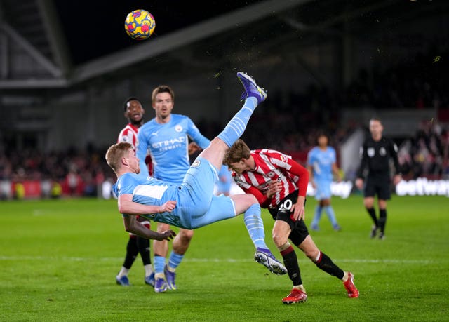 Kevin De Bruyne attempts an overhead kick