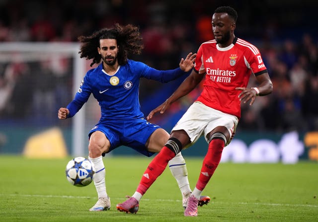 Benfica’s Dodi Lukebakio, right, plays the ball under pressure from Chelsea’s Marc Cucurella