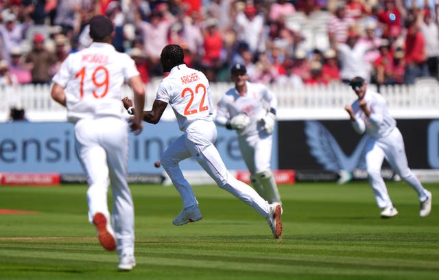 England’s Jofra Archer (centre) celebrates the wicket of India’s Yashasvi Jaiswal