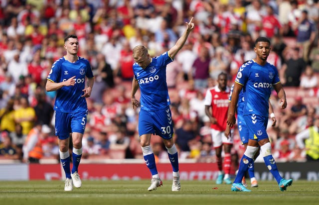 Everton’s Donny van de Beek celebrates
