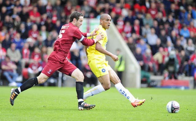 Taiwo Atieno playing for Torquay United