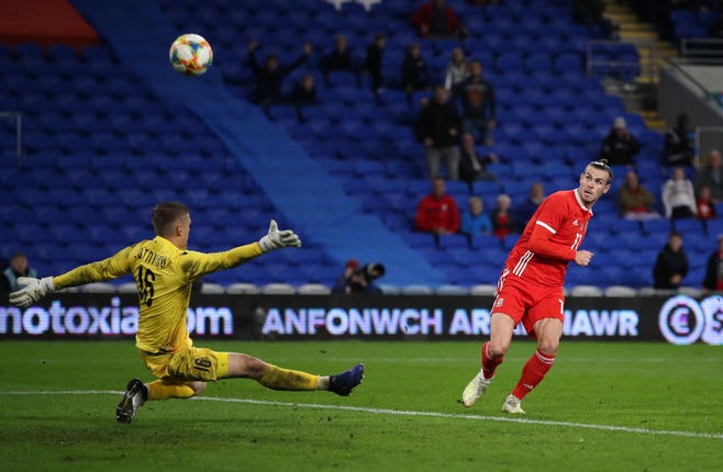 Gareth Bale misses a glorious chance to make it 2-0