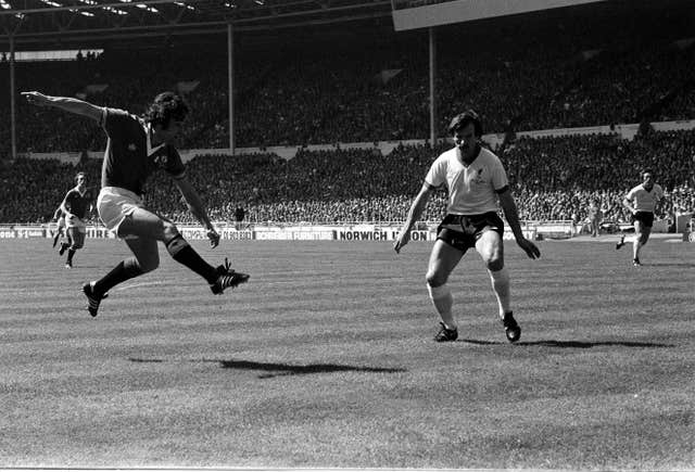 Manchester United’s Lou Macari (l) scores against Liverpool