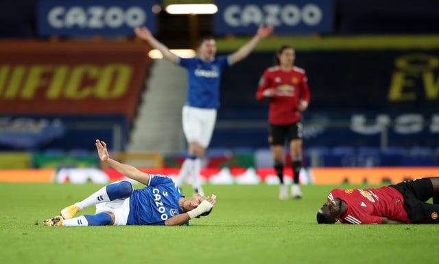 Richarlison collides with Eric Bailly