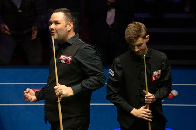 Stephen Maguire celebrates beating James Cahill