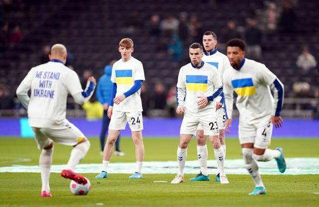 Everton players warm up
