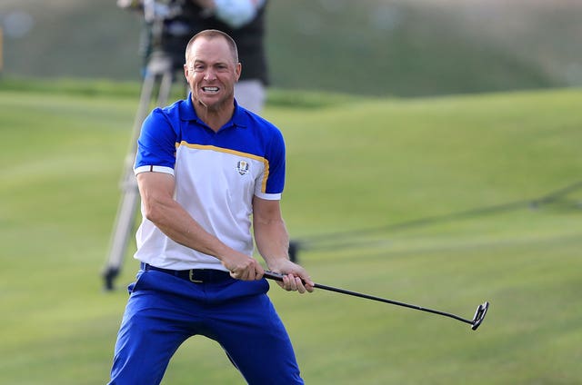 Noren celebrates sinking a stunning long-distance putt