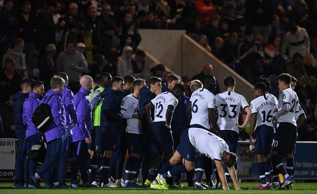 Pochettino speaks to his player ahead of the penalty shoot-out at Colchester 