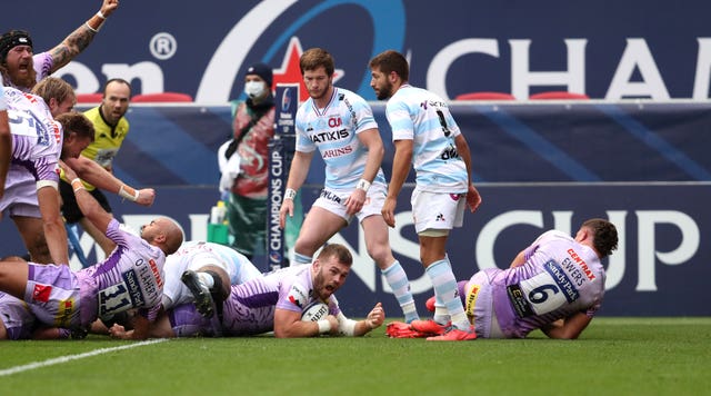 Luke Cowan-Dickie, centre, scores Exeter's first try