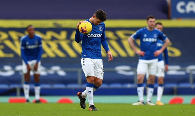 James Rodriguez and his Everton team-mates appear dejected after conceding the second goal