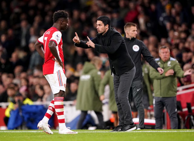 Arsenal manager Mikel Arteta speaks to Bukayo Saka