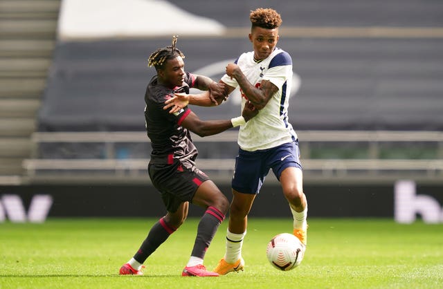 Gedson Fernandes battles for the ball