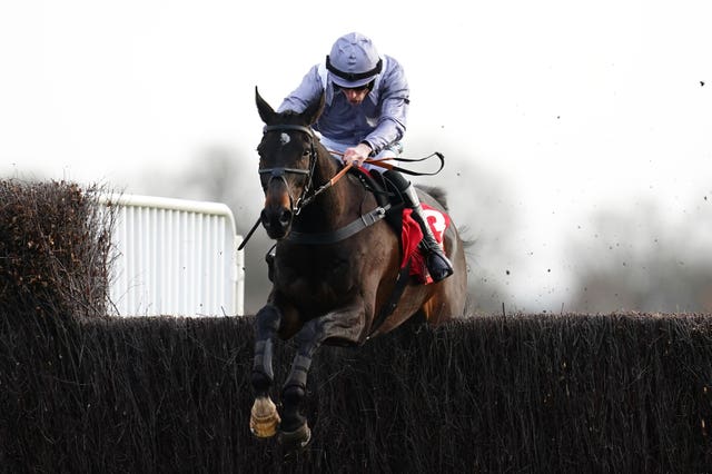 Il Est Francais in action at Kempton 