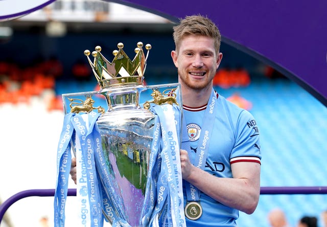 Kevin De Bruyne holds the Premier League trophy