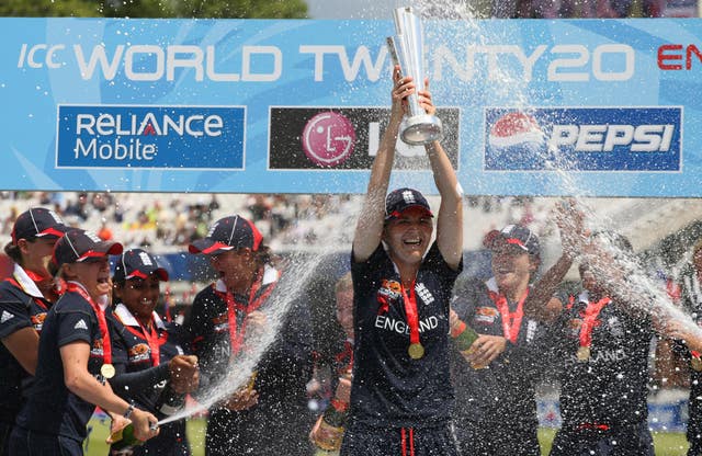 Charlotte Edwards lifts the trophy at Lord's in 2009