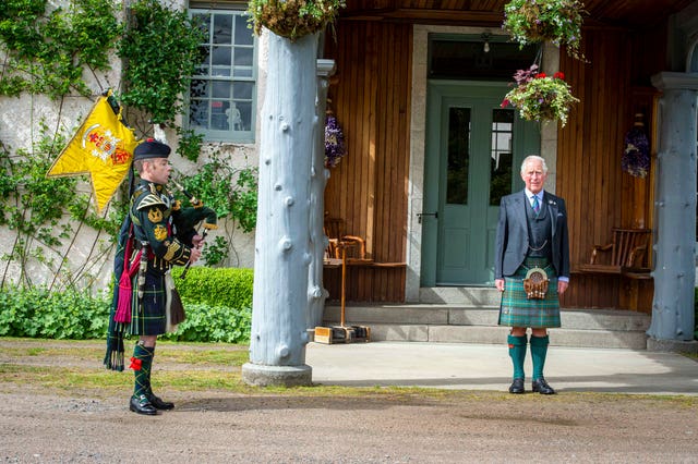 Heroes of St Valery pipers