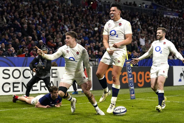 Tommy Freeman (left) celebrates his late try