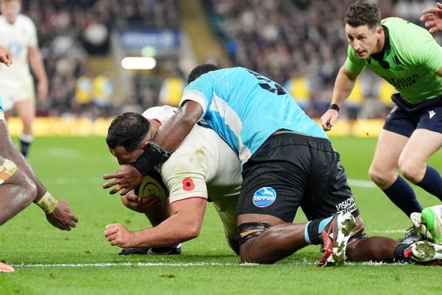 Ellis Genge scores a try against Fiji